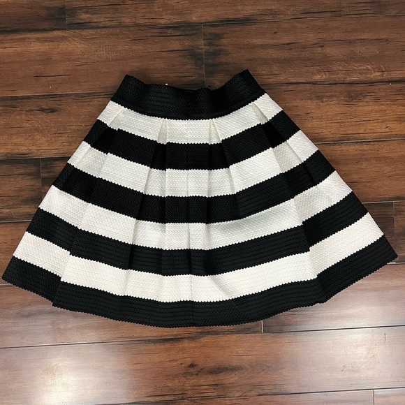 NWT - Express Striped Structured Stretch Pouf Skater Skirt - Size XS - Picture 5 of 8